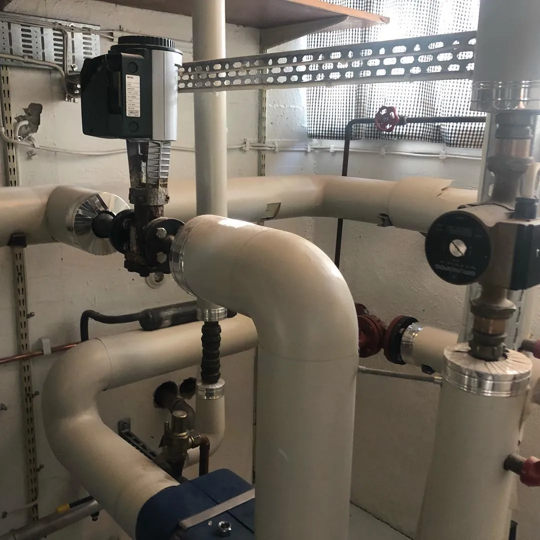 Agua caliente que se distribuye a hogares y edificios a través de cañerías